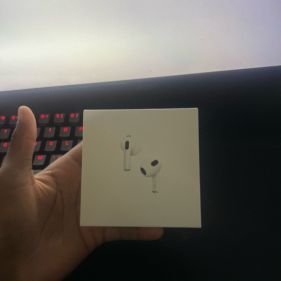 Apple White AirPods with MagSafe Charging Case